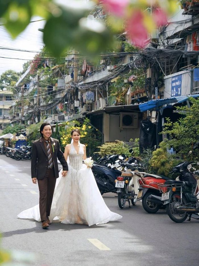 Với tình yêu cùng Việt Hương, Hoài Phương đã ví tình yêu của mình như "mối duyên hộp cơm tấm" vì anh phải lòng vợ lúc được chị chia cho nửa suất cơm. Khi đó Việt Hương sống ở Việt Nam nên cặp đôi phải liên lạc qua điện thoại, email trong hai năm trước khi cưới. Dù kết hôn nhưng nhạc sĩ Hoài Phương vẫn phải sống cảnh "gà trống nuôi con" vì công cuộc chạy show mưu sinh tại Việt Nam của vợ. Họ chấp nhận cảnh "yêu xa" và để giải tỏa được nỗi nhớ thương, cả hai người đành phải liên lạc qua điện thoại. Nói về điều này, nhạc sĩ Hoài Phương tâm sự: "Trong mấy năm tình xa, chúng tôi đốt hết cả chồng thẻ điện thoại".