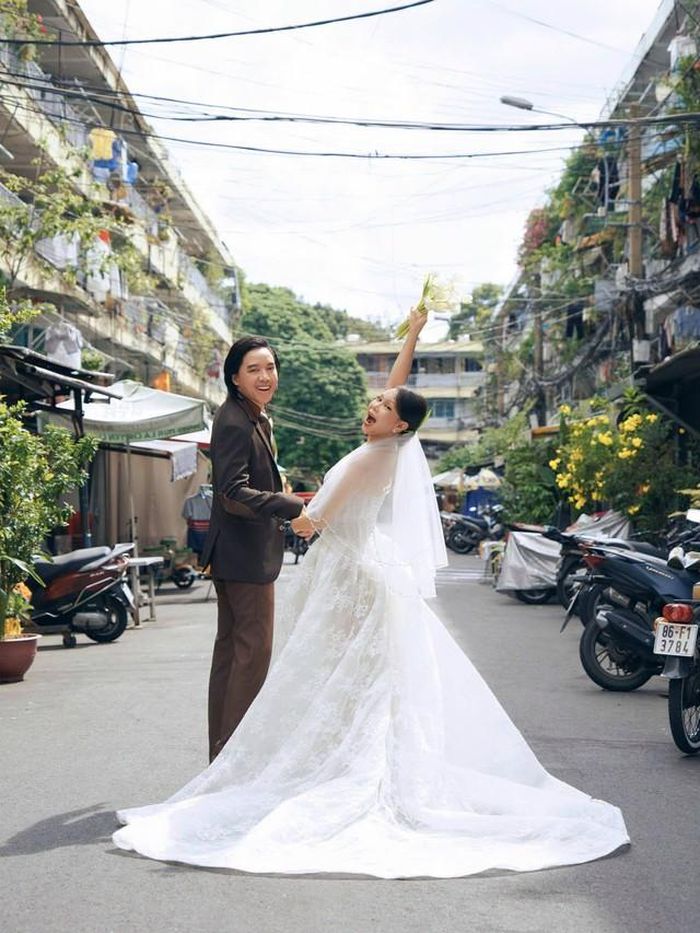 Được biết, chồng danh hài Việt Hương là gương mặt không xa lạ trong showbiz, dù anh rất ít khi lộ diện trước khán giả. Anh chính là nhạc sĩ Hoài Phương, sinh năm 1971, trong một gia đình có truyền thống nghệ thuật. Anh có năng khiếu âm nhạc và được bồi dưỡng từ khi mới lên 6 tuổi. Năm 1989, Hoài Phương đỗ thủ khoa ngành kèn clarinet, Nhạc viện Hà Nội. Thời còn sinh viên, Hoài Phương kết hợp cùng ca sĩ Bằng Kiều thành lập nhóm nhạc và may mắn xuất hiện tại rất nhiều sự kiện lớn. Có được nhiều thành công nhưng nhóm vẫn quyết định tan rã khi ông xã Việt Hương lên đường sang Mỹ du học sau khi tốt nghiệp.
