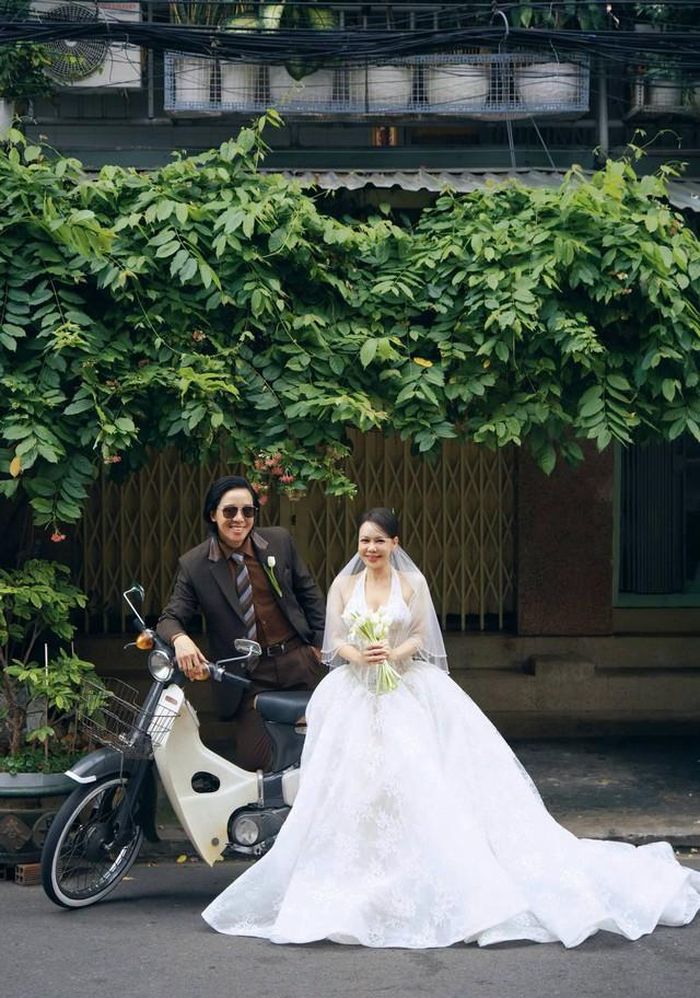 Hồi kỉ niệm 15 năm ngày cưới, nói về cuộc hôn nhân với nhạc sĩ Hoài Phương, Việt Hương chia sẻ với báo chí, Việt Hương cho biết vợ chồng chị đã đồng hành cùng nhau một quãng thời gian không quá dài nhưng cũng không hề ngắn. Theo nữ nghệ sĩ, để duy trì cuộc hôn nhân bền vững, điều quan trọng nhất là cả hai luôn dành cho nhau sự nể trọng và tôn trọng. 