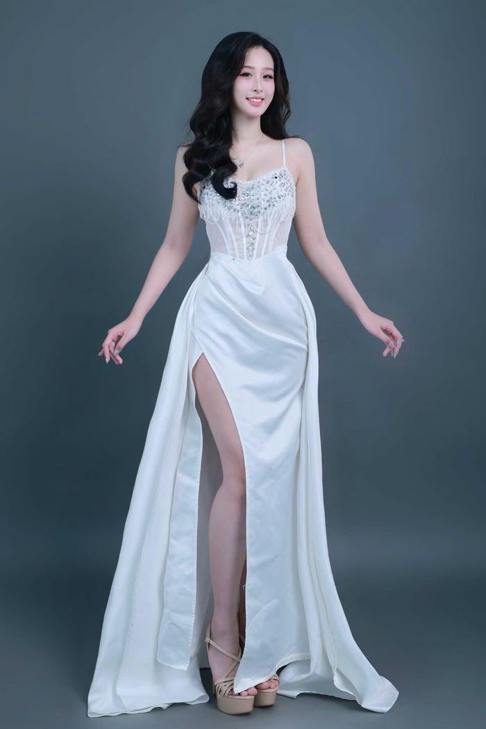 Bùi Mai Linh SN 2006, cao 1m73, sinh viên năm hai ngành Quản lý Tài nguyên và Môi trường tại Đại học Kinh tế Quốc dân. Mai Linh tích cực tham gia nhiều hoạt động đoàn hội như thuyết trình tại Hội thảo Quốc tế ICSEED 2026, là thành viên ban tổ chức cuộc thi Be Proud Tune 2026, tham gia hỗ trợ chương trình thiện nguyện Đông ấm cho em 2025 tại trường Bắc Á 2, Lạng Sơn, chương trình Xuân vẹn Tết an 2026 tại trường Tiểu học Bảo Hà, Lào Cai…