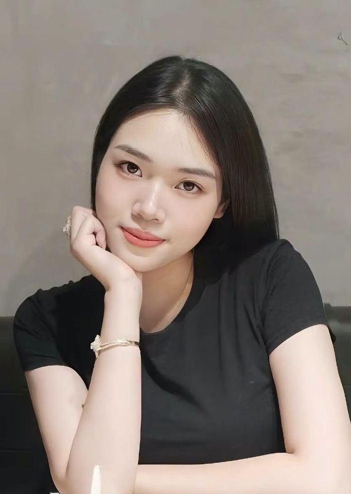 Đinh Ngọc Châu, sinh năm 2001, cao 1m72. Cô tốt nghiệp khoa Quản trị kinh doanh tại Đại học Kinh tế Quốc dân, đang kinh doanh tự do. Mục tiêu của cô khi đến với cuộc thi Hoa hậu Việt Nam 2026 là chạm tay vào chiếc vương miện danh giá.