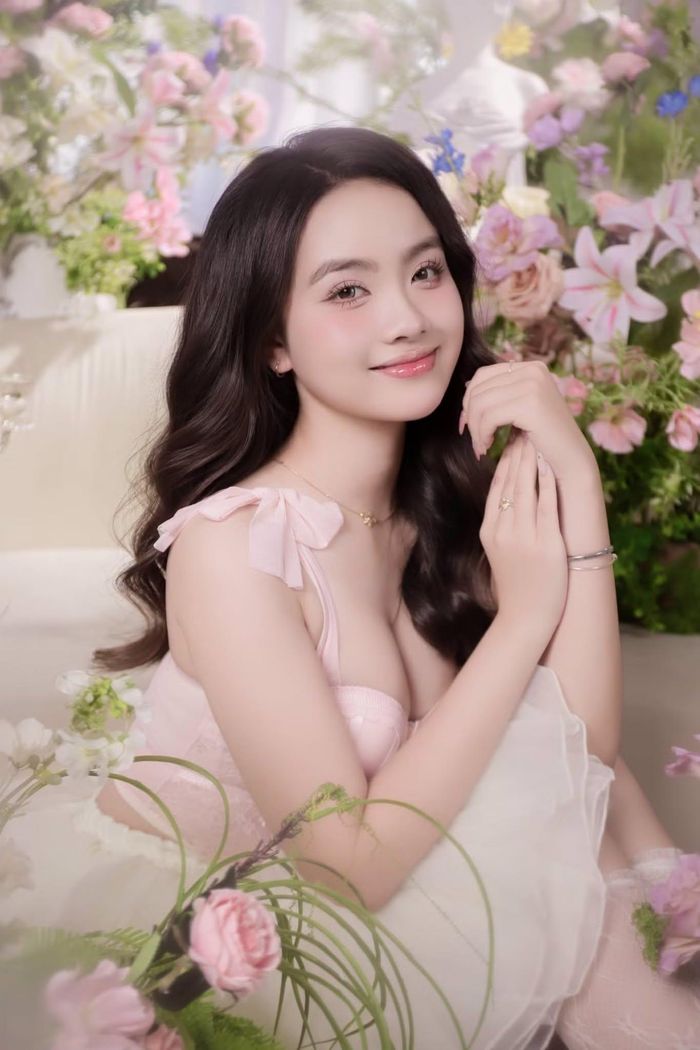 Đinh Thị Quỳnh Hương (SN 2007) tại Hải Phòng, đang học năm nhất khoa Kinh tế vận tải biển tại Đại học Hàng hải Việt Nam. Quỳnh Hương cho biết, cô đến với Hoa hậu Việt Nam để thực hiện ước mơ và tìm kiếm những trải nghiệm quý báu để trưởng thành, đóng góp cho cộng đồng. Cô gái 19 tuổi có năng khiếu múa.