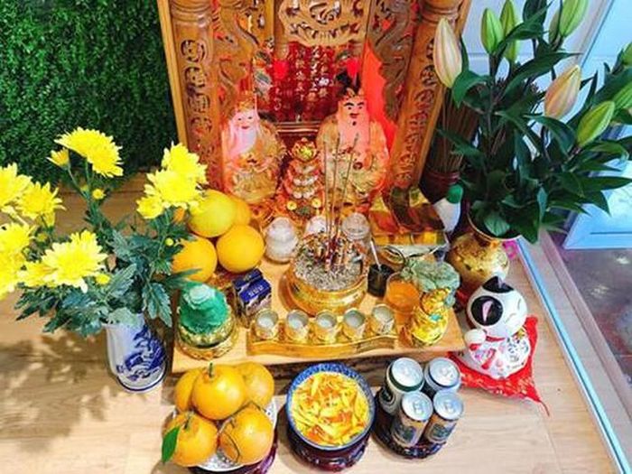 Một điều kiêng kỵ của việc đặt bàn thờ Tthần Tài, ông Địa là không được đặt quá sát, đặt cạnh, đặc biệt là đặt dưới bàn thờ gia tiên.