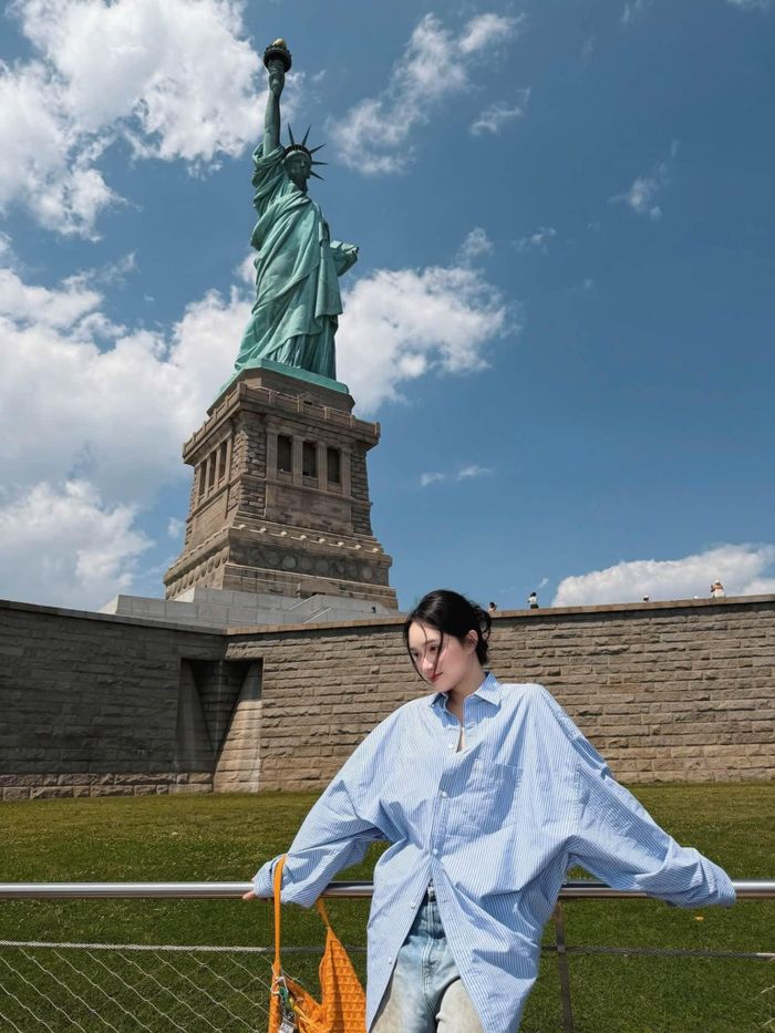 Mới đây, Hương Giang đăng tải bộ ảnh ghi lại chuyến tham quan tại New York (Mỹ). Nàng hậu lựa chọn phong cách thời trang tối giản nhưng vẫn nổi bật với áo sơ mi xanh, quần trắng rộng, kính râm và túi xách tông cam tạo điểm nhấn.