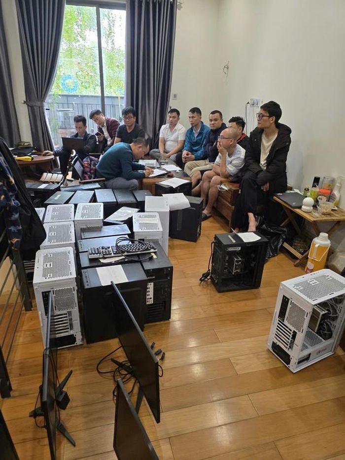 Cơ quan Công an kiểm tra, thu giữ nhiều thiết bị điện tử liên quan đến hoạt động của hệ thống. Ảnh: CAHN