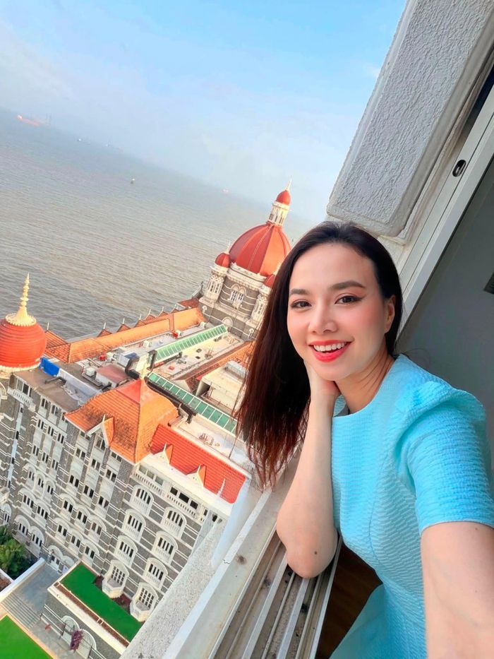 Đinh Ngọc Diệp đăng tải loạt ảnh ghi lại những khoảnh khắc thư giãn tại một trong những địa điểm nổi tiếng của Mumbai (Ấn Độ). Nữ diễn viên diện chiếc váy xanh pastel nữ tính, tôn làn da trắng sáng cùng vóc dáng thanh mảnh và nụ cười xinh tươi.