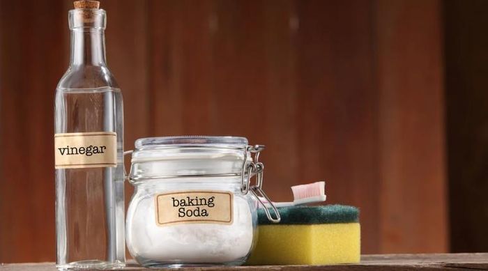 Baking soda là nguyên liệu quen thuộc trong việc khử mùi nhờ khả năng hấp phụ và trung hòa nhiều hợp chất gây mùi. Nếu chỉ cần khử mùi nhẹ, hãy đặt một bát nhỏ chứa baking soda khô trong lò qua đêm. Với các vết bẩn lâu ngày, có thể trộn baking soda với một ít nước thành hỗn hợp sệt, thoa lên vị trí cần làm sạch, để khoảng 15 phút rồi lau bằng khăn ẩm.