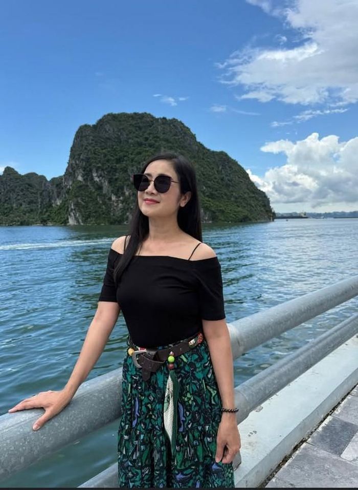 Ngày ấy, màn ảnh Việt có rất nhiều mỹ nhân nổi danh... Nếu như Diễm Hương xinh đẹp ngọt ngào, Việt Trinh cuốn hút, sắc sảo, Y Phụng gợi cảm, quyến rũ, thì Thu Hà lại khiến khán giả nhớ thương bởi vẻ đẹp đoan trang, đài các. Chị sở hữu gương mặt được đánh giá là "khuôn vàng thước ngọc" cùng đôi mắt long lanh biết nói.