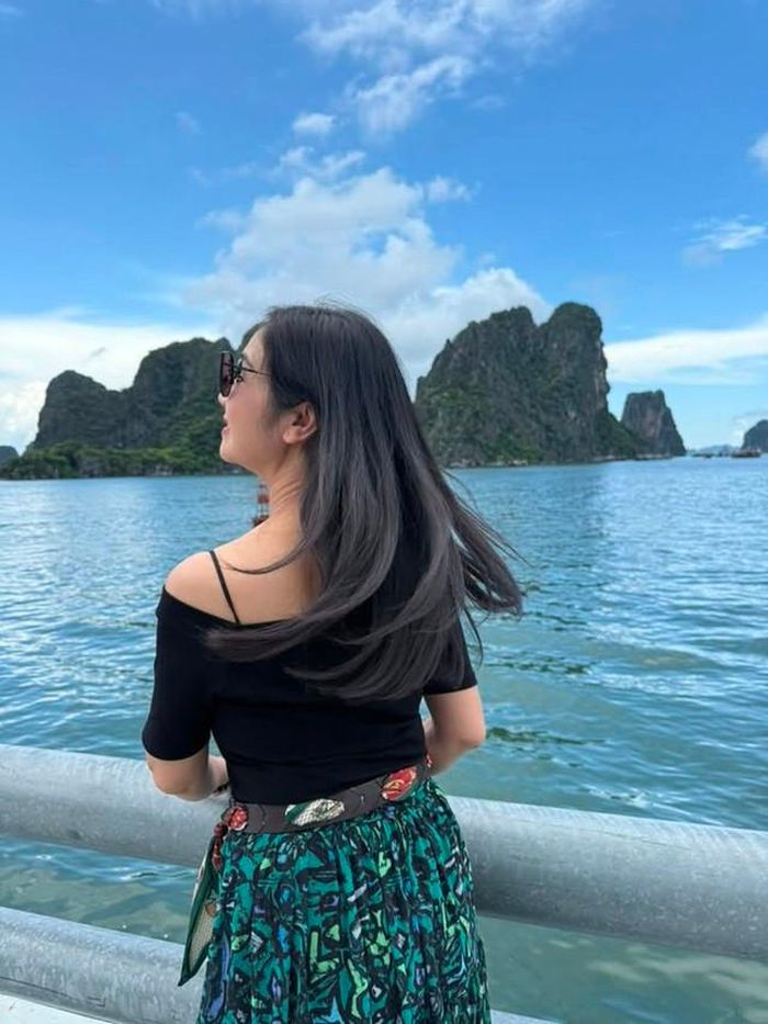 Dù nổi tiếng nhưng NSND Thu Hà lại thích sống bình lặng, kín đáo. Chị hiếm khi chia sẻ về cuộc sống sau ánh đèn sân khấu. Người ta chỉ biết Thu Hà từng trải qua một lần hôn nhân "đứt gánh" khi con trai đầu còn nhỏ. Sau này, NSND Thu Hà gặp và tái hôn với ông xã hiện tại là một doanh nhân hơn chị 15 tuổi. Vì đều đã qua một lần đổ vỡ nên cả hai thấu hiểu, cảm thông rồi yêu thương nhau. Vợ chồng chị sau đó có thêm một câu con trai. Trên trang cá nhân, NSND Thu Hà không hé lộ hình ảnh gia đình, nhưng chia sẻ nhiều khoảnh khắc đời thường. Ngoài diễn sân khấu, hàng ngày nữ diễn viên dành phần lớn thời gian chăm lo cho tổ ấm. Nếu rảnh rỗi, chị thích đi uống cafe, trà đá với bạn bè và hàng xóm ở khu phố.