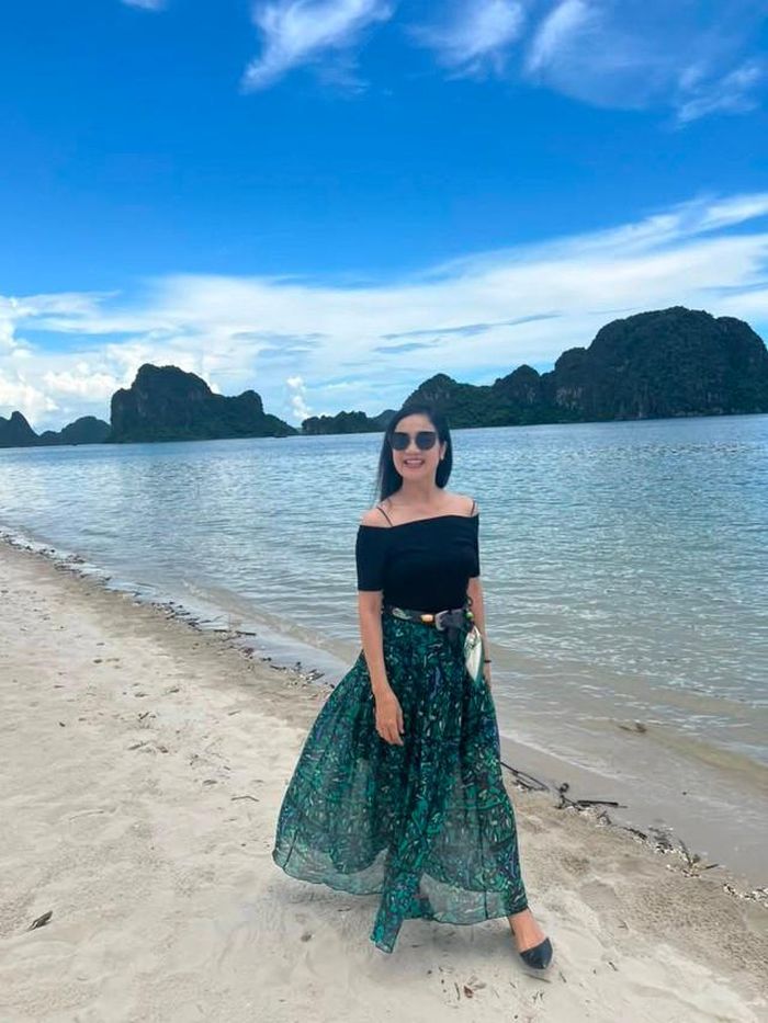 NSND Thu Hà bén duyên với nghệ thuật một cách rất tình cờ. Hồi đó, Đoàn Nghệ thuật Quân khu 2 tuyển sinh ở các tỉnh phía Bắc, bác hàng xóm bên nhà chở con gái đi thi, rồi đưa cả Thu Hà đi luôn. Không ngờ sau đó, chị thi đỗ cả kịch và múa. Khi dòng phim thị trường nở rộ, Thu Hà được mời vào Sài Gòn đóng cùng dàn diễn viên Lê Tuấn Anh, Lê Công Tuấn Anh, Lý Hùng, Diễm Hương, Việt Trinh... Chị góp mặt trong nhiều tác phẩm đình đám như Canh bạc, Hẹn gặp lại Sài Gòn, Anh chỉ có mình em, Đường đời...