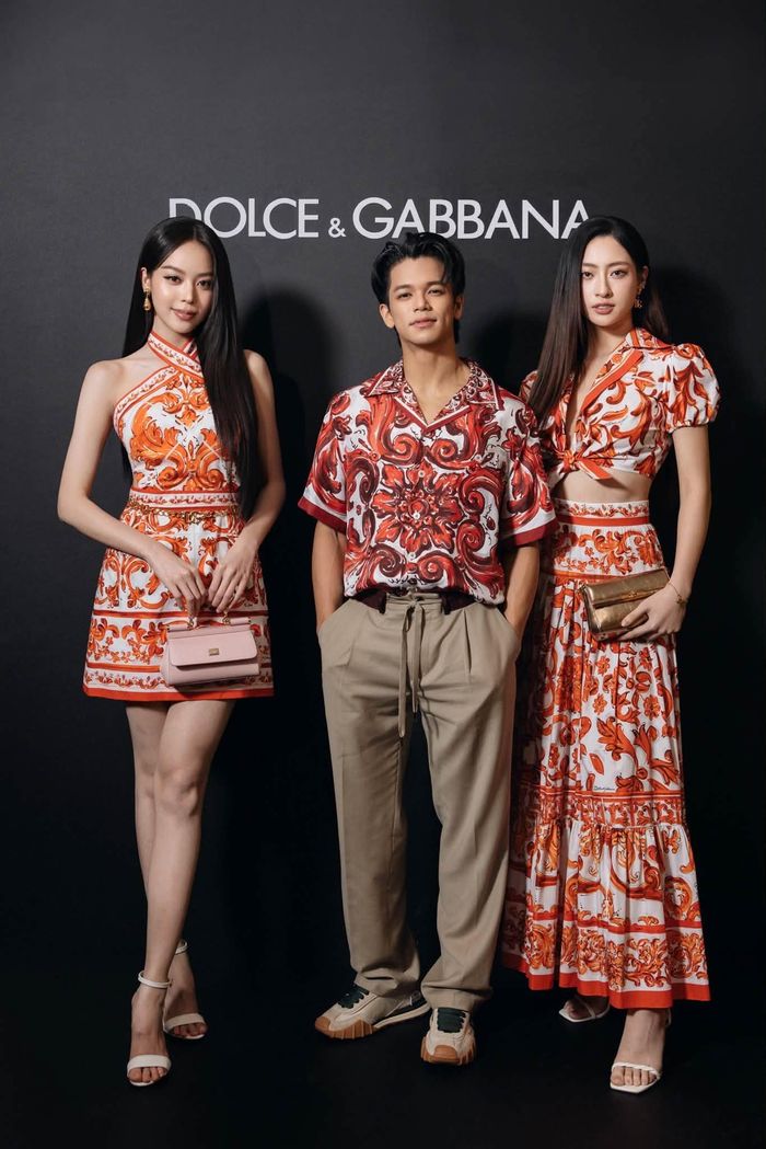 Lấy cảm hứng từ vẻ đẹp của vùng Địa Trung Hải và nghệ thuật gốm Maiolica, Dolce&amp;Gabbana đưa các khách mời khám phá những thiết kế nổi bật Maiolica Arancione dành cho nữ và Maiolica Corallo dành cho nam. Những họa tiết Maiolica đặc trưng trải dài trên các thiết kế ready-to-wear, túi xách, giày và phụ kiện, hòa quyện cùng bảng màu gợi nhớ nắng vàng, biển xanh và nhịp sống của Sicily.