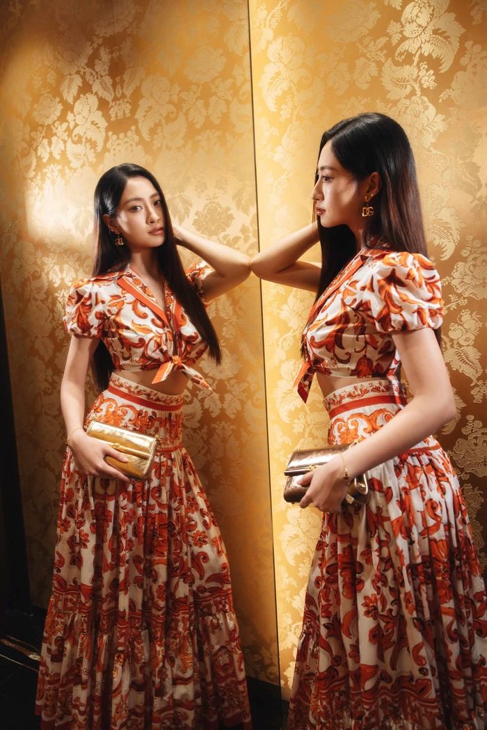 Lương Thùy Linh nổi bật trong thiết kế Maiolica Arancione của Dolce&amp;Gabbana. Từ khâu tuyển chọn chất liệu, sắp đặt họa tiết Maiolica cho đến từng đường thêu và công đoạn hoàn thiện bằng tay, mỗi thiết kế đều phản ánh quá trình chế tác được xây dựng trên kinh nghiệm của các nghệ nhân Ý và tư duy thiết kế đương đại. Qua đó, những biểu tượng văn hóa của Sicily không chỉ được gìn giữ mà còn được tái sinh trong một diện mạo mới, kết nối nghệ thuật, di sản và thời trang.