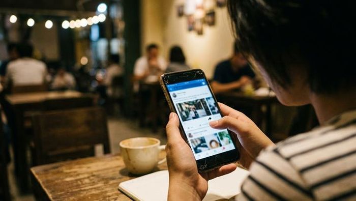 Người sử dụng mạng xã hội cần có ý thức của người tiếp nhận thông tin, cân nhắc và tìm hiểu kỹ trước khi chia sẻ bất kỳ thông tin nào. Ảnh minh họa bởi AI