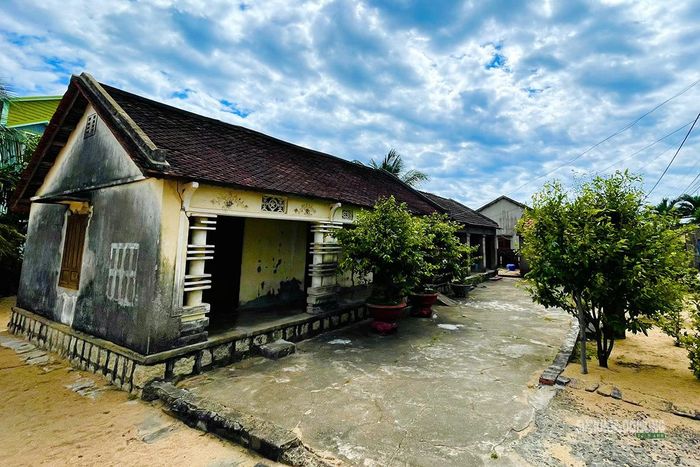 Ngôi nhà xưa với khoảng sân rộng và hàng cây xanh. Ảnh: LN