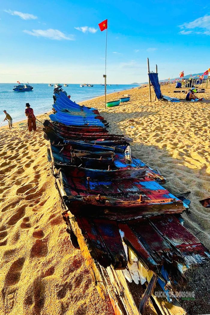 Tàu cá neo đậu trên vùng biển làng Lò. Ảnh: LN