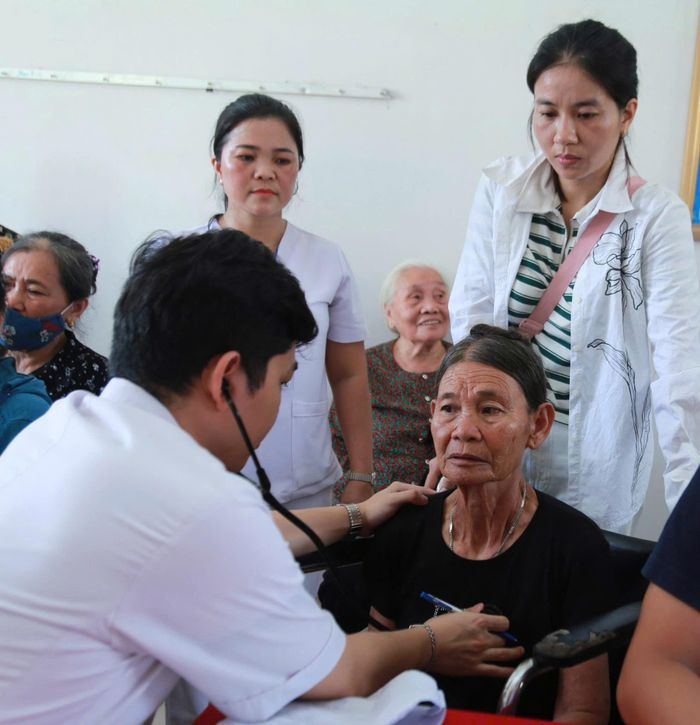 Chương trình khám sức khỏe miễn phí giúp nhiều người dân Nghệ An được tiếp cận dịch vụ y tế chuyên sâu ngay gần nơi sinh sống.