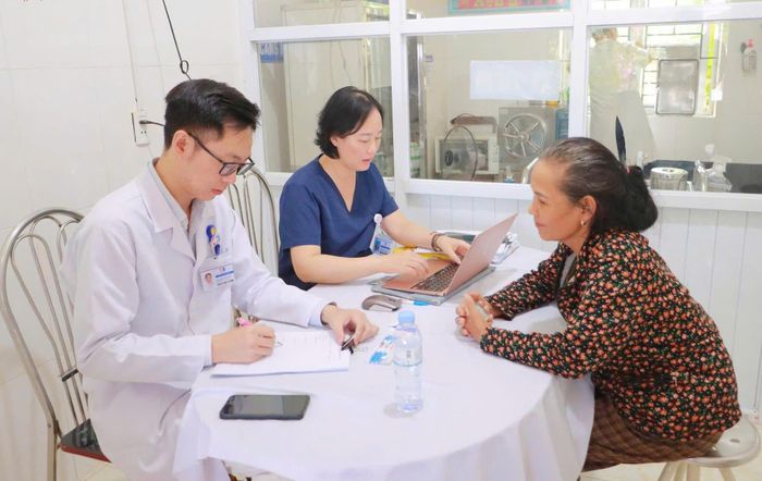 Bác sĩ Bệnh viện Ung bướu Nghệ An khám, và tư vấn sức khỏe cho người dân nhằm phát hiện sớm các bệnh lý nguy hiểm.