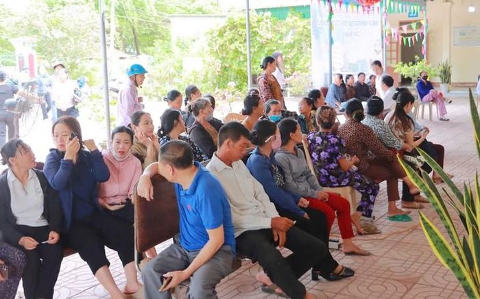Người dân xã Tân Kỳ đăng ký khám sức khỏe, sàng lọc miễn phí ngay tại địa phương trong chương trình chăm sóc sức khỏe toàn dân.