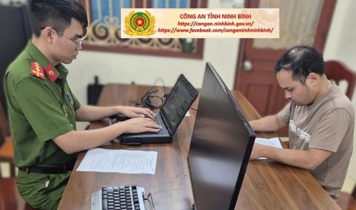 Cơ quan chức năng làm việc với Phạm Minh Tuấn. Ảnh: Công an tỉnh Ninh Bình