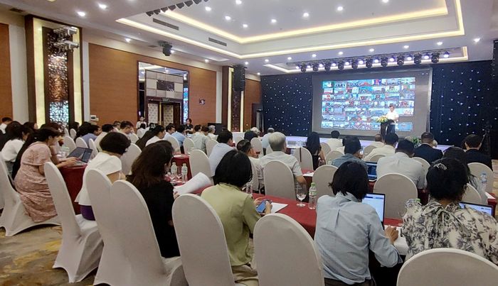 Hội nghị kết nối điểm cầu chính với điểm cầu trực tuyến các đơn vị.