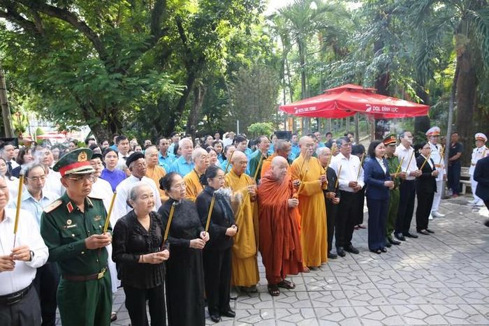 Đoàn đại biểu dâng hương tới các anh hùng liệt sĩ. Ảnh: P.Thương
