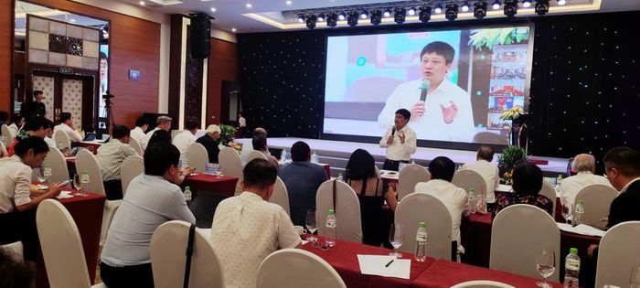 Lãnh đạo Cục Hạ tầng và Thiết bị y tế trao đổi với doanh nghiệp tại hội nghị đối thoại.