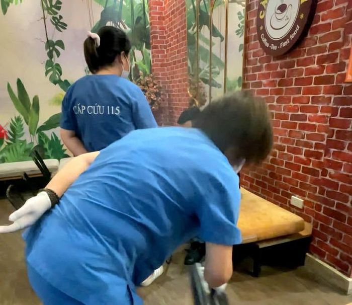 Sau khoảng 15 phút, nhân viên cấp cứu 115 đã có mặt tại quán cà phê. Ảnh: NVCC.