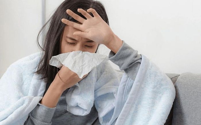 Ngoài sốt, cúm mùa còn kèm theo các triệu chứng hắt hơi, sổ mũi, nghẹt mũi...