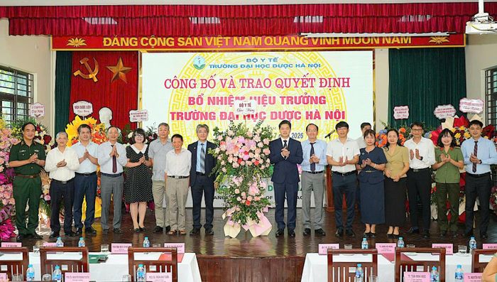 Thứ trưởng Thường trực Vũ Mạnh Hà và các đại biểu chúc mừng GS.TS Nguyễn Hải Nam.