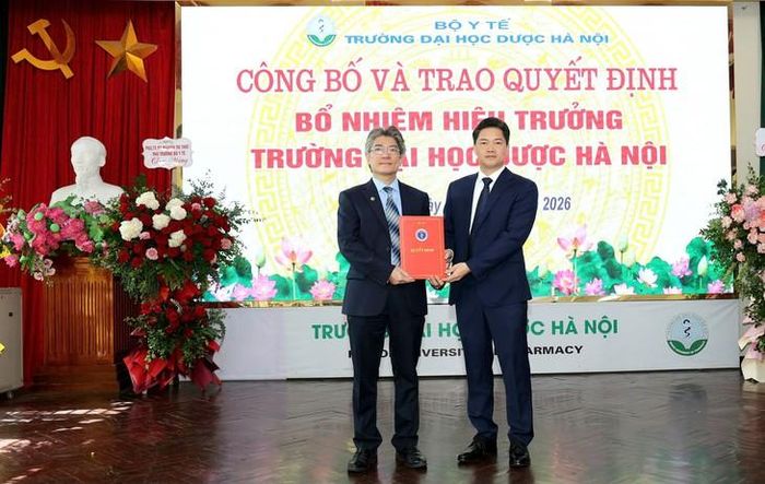 Ủy viên dự khuyết Trung ương Đảng, Thứ trưởng thường trực Bộ Y tế Vũ Mạnh Hà trao quyết định bổ nhiệm Hiệu trưởng Trường Đại học Dược Hà Nội cho GS.TS Nguyễn Hải Nam.