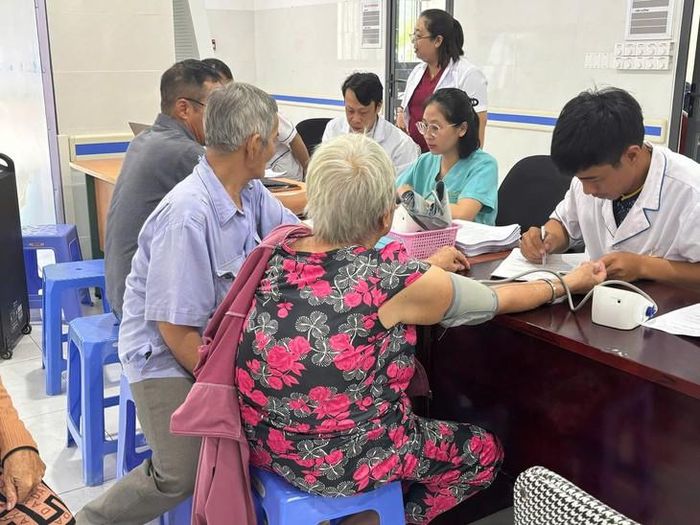 Người dân tại Đặc khu Côn Đảo khám sức khỏe miễn phí.