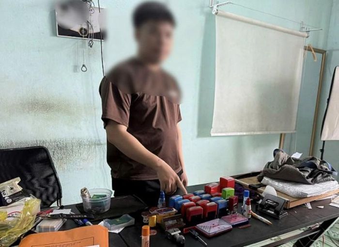 Đối tượng B.T.S và các con dấu giả. Ảnh: Công an TP Đồng Nai.