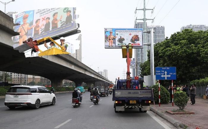 Từ ngày 15/7, Hà Nội dự kiến đưa 36 màn hình LED tại các nút giao vào hoạt động, cập nhật ùn tắc, ngập úng và hướng dẫn lộ trình để người dân chủ động di chuyển.