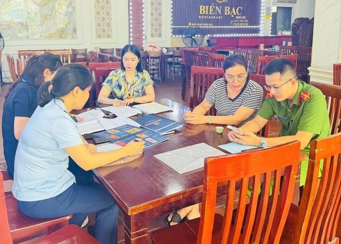 Đoàn kiểm tra liên ngành môi trường kinh doanh du lịch phường Bãi Cháy kiểm tra nhà hàng. Ảnh: UBND Phường Bãi Cháy