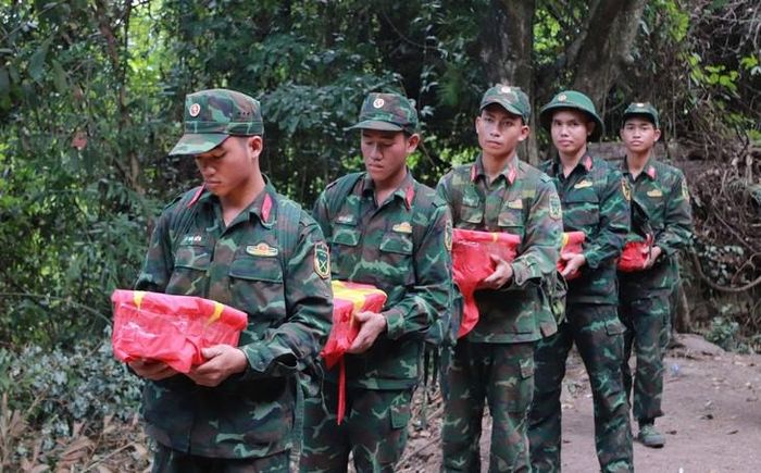 Các hài cốt liệt sĩ được phủ cờ Tổ quốc. Ảnh: Ngọc Vân