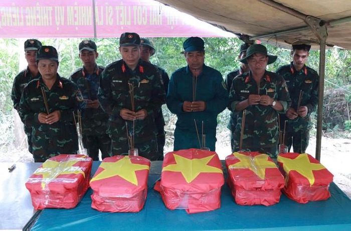 Đội quy tập thắp hương tưởng niệm các liệt sĩ. Ảnh: Ngọc Vân