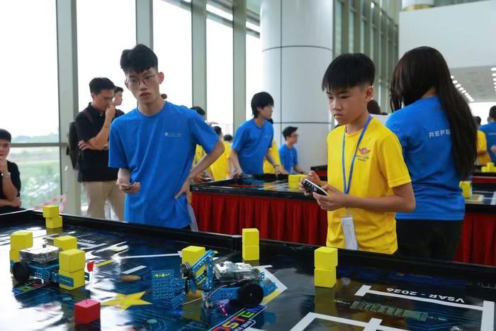 Thí sinh tham dự Cuộc thi vô địch Quốc gia STEM, AI và Robotics do báo Tiền Phong tổ chức.