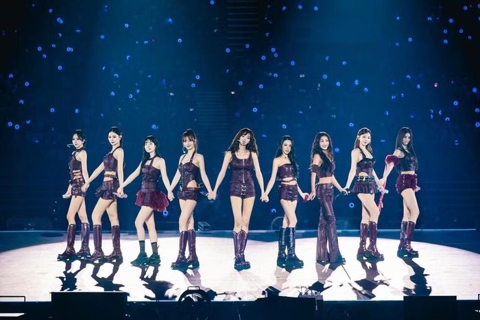 TWICE vốn là một trong những nhóm nhạc hiếm hoi của K-Pop "phá lời nguyền 7 năm", khi cả 9 thành viên quyết định tiếp tục đồng hành cùng nhau sau lần gia hạn hợp đồng năm 2022.