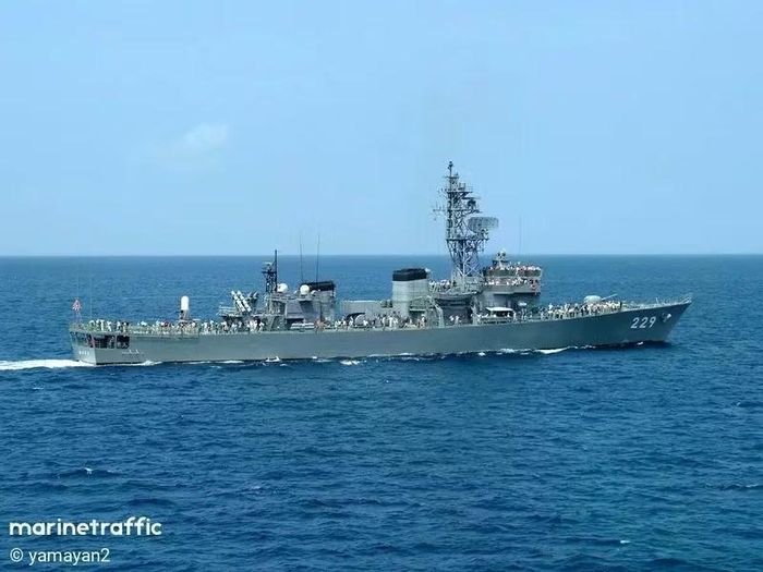 Lớp Abukuma không được thiết kế với sàn đáp và hangar để tiếp nhận trực thăng, bởi vì nhiệm vụ chính của nó là bảo vệ vùng ven bờ và các tuyến giao thông đường biển. Tổng cộng có 6 khinh hạm thuộc lớp được chế tạo và đưa vào phục vụ từ năm 1989 đến năm 1993.