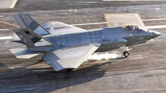 Ngoài khả năng tàng hình, tiêm kích hạm tàng hình F-35C còn được trang bị hệ thống cảm biến hợp nhất, cho phép phi công thu thập và xử lý lượng lớn dữ liệu chiến trường theo thời gian thực.