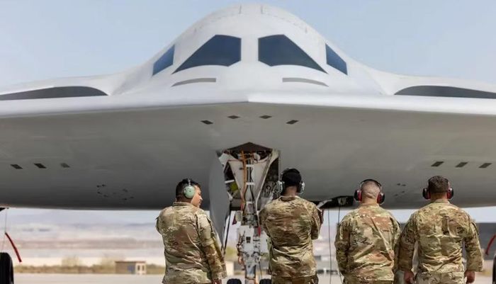 Không quân Mỹ đã chính thức quyết định máy bay ném bom chiến lược B-21 Raider sẽ được vận hành với tổ lái gồm 2 phi công khi đưa vào biên chế, thay vì chỉ một người điều khiển như một số phương án từng được nghiên cứu trước đây.