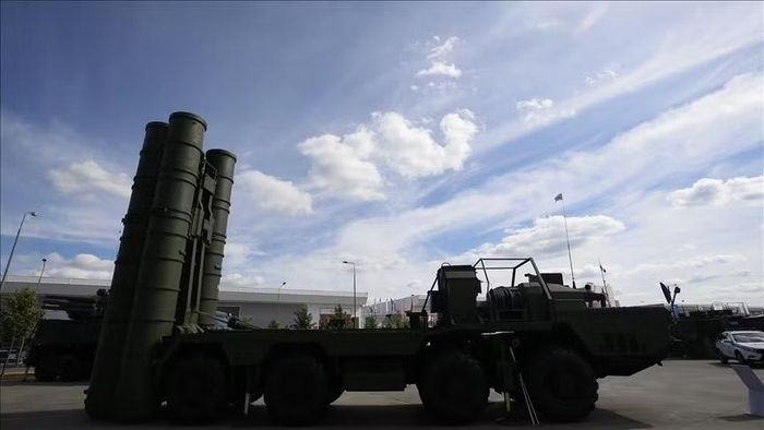 Theo tạp chí MW, việc UAE ký hợp đồng mua lại hệ thống phòng không S-400 từ Thổ Nhĩ Kỳ như một phần của thỏa thuận ba bên với Nga sẽ tăng cường đáng kể an ninh cho... các căn cứ của Mỹ ở Trung Đông.