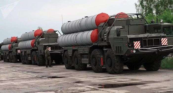Quốc gia này hiện đã triển khai các hệ thống phòng thủ tên lửa THAAD của Mỹ và hệ thống phòng không đa năng Patriot PAC-3, cũng như tổ hợp tên lửa đất đối không KM-SAM của Hàn Quốc và xe chiến đấu phòng không di động Pantsir của Nga.
