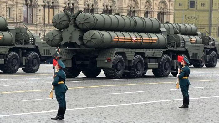 Ấn phẩm này lưu ý rằng S-400 sẽ cung cấp những khả năng hoàn toàn mới để chống lại máy bay tầm xa, tên lửa hành trình, máy bay không người lái và tên lửa đạn đạo, đồng thời mở rộng đáng kể không phận được bảo vệ.
