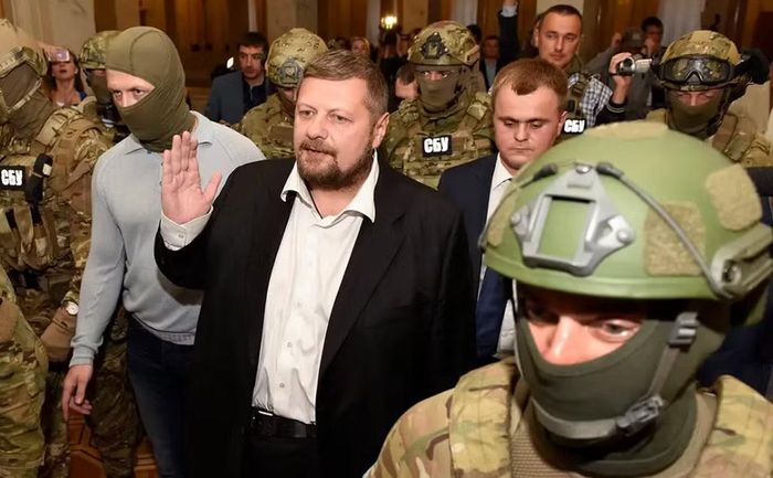 Trong khi đó, cựu nghị sĩ Ukraine Igor Mosiychuk cho rằng tên lửa Nga đã đánh trúng một kho chứa đạn chùm và đạn pháo sử dụng uranium nghèo.