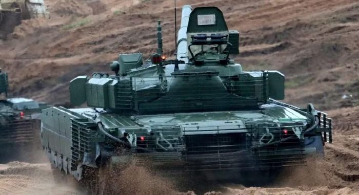 Tuy vậy nhược điểm của T-80 cũng được chỉ ra đó là tiêu thụ nhiên liệu quá mức, động cơ không thể khởi động nếu thiếu ắc quy, turbine khí cần rất nhiều không khí sạch để hoạt động lý tưởng.