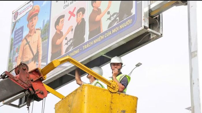 Hệ thống bảng thông tin giao thông điện tử (VMS) với 36 màn hình LED khổ lớn (kích thước 4 x 2 m) được lắp đặt trên hệ thống giá long môn tại các cửa ngõ và nút giao có mật độ phương tiện cực lớn như: Nút giao Võ Chí Công - Nguyễn Hoàng Tôn; Cầu vượt Mai Dịch; Nút giao Đàm Quang Trung - Cổ Linh; Quốc lộ 3 - Quốc lộ 18, Quốc lộ 2 - Võ Văn Kiệt, Quang Trung - Lê Trọng Tấn...