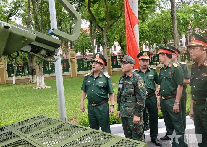Điểm khác biệt của khẩu pháo tự hành này so với những lần được triển lãm trước kia đó là nó đã tích hợp cơ cấu nạp đạn cơ giới, mang lại tốc độ bắn vượt trội. Qua tất cả sự quan sát của mình, báo chí Nga đã bày tỏ sự khâm phục và đánh giá cao chất lượng, hiệu năng những khí tài của Việt Nam