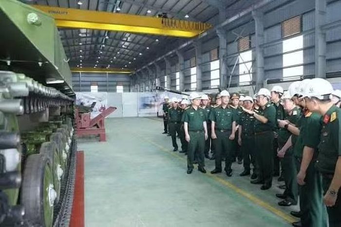 Giống như chiến đấu chủ lực xe tăng T-90S đang phục vụ trong Quân đội Việt Nam, chiếc T-1 sử dụng hệ thống đối phó quang điện tử với cảm biến phát hiện laser và đèn gây nhiễu hồng ngoại đặc trưng.(Ảnh Báo QĐND: Lãnh đạo Bộ Quốc phòng kiểm tra tiến độ nghiên cứu, thiết kế, chế tạo xe tăng hạng nhẹ T-1 tại Nhà máy Z125, Tổng cục Công nghiệp Quốc phòng, hồi cuối tháng 4/2026)