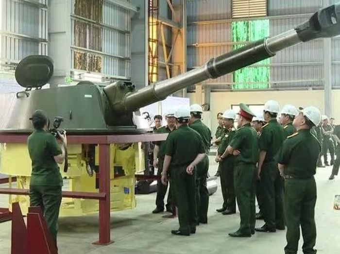 Theo những gì đã thể hiện, nhiều khả năng Việt Nam có kế hoạch phát triển một loại xe tăng chiến đấu chủ lực mới sau năm 2030, mặc dù chi tiết cụ thể vẫn chưa được công bố. (Ảnh Báo QĐND: Lãnh đạo Bộ Quốc phòng kiểm tra tiến độ nghiên cứu, thiết kế, chế tạo xe tăng hạng nhẹ T-1 tại Nhà máy Z125, Tổng cục Công nghiệp Quốc phòng, hồi cuối tháng 4/2026)
